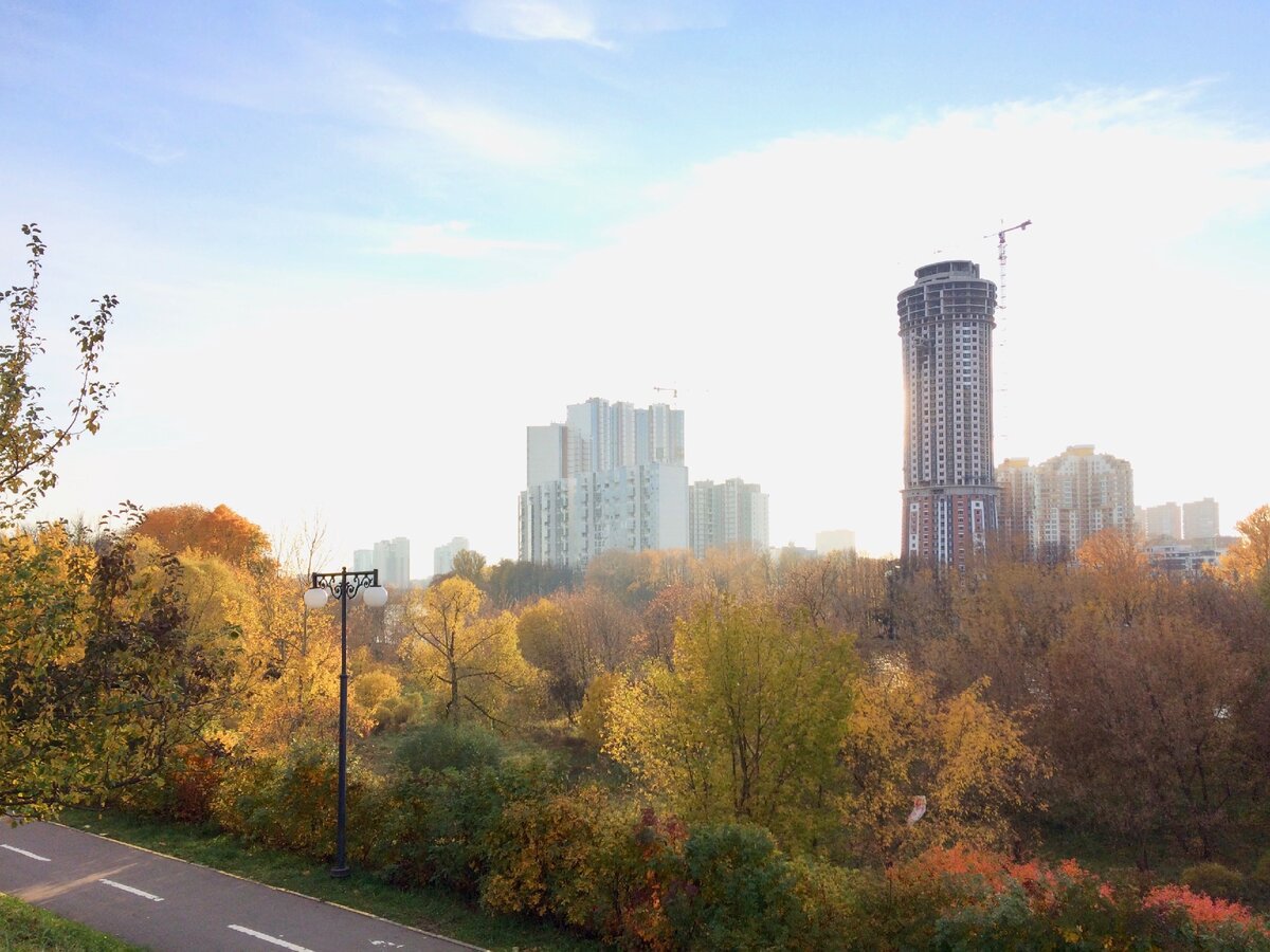 За каналом строятся новые районы Химок. Фото автора.