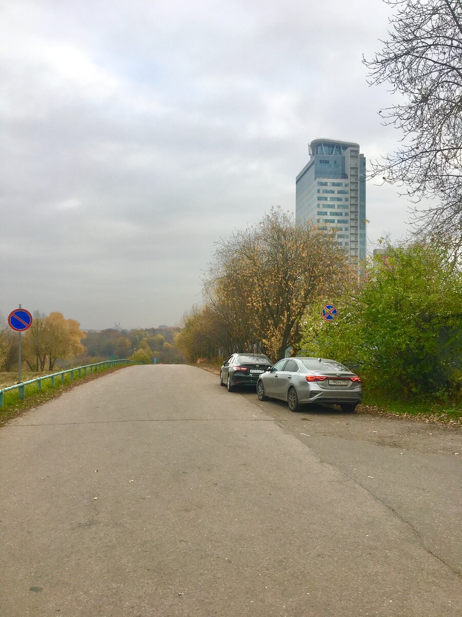 Припаркованные машины на бесплатной парковке на велодороге на Крылатских холмах.