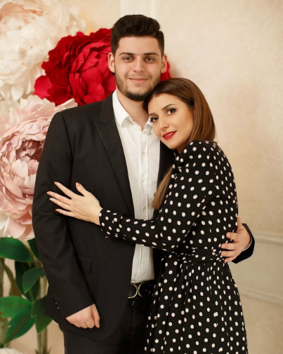 Жасмин поздравила всех со своим любимым праздником и показала фотографию с детьм