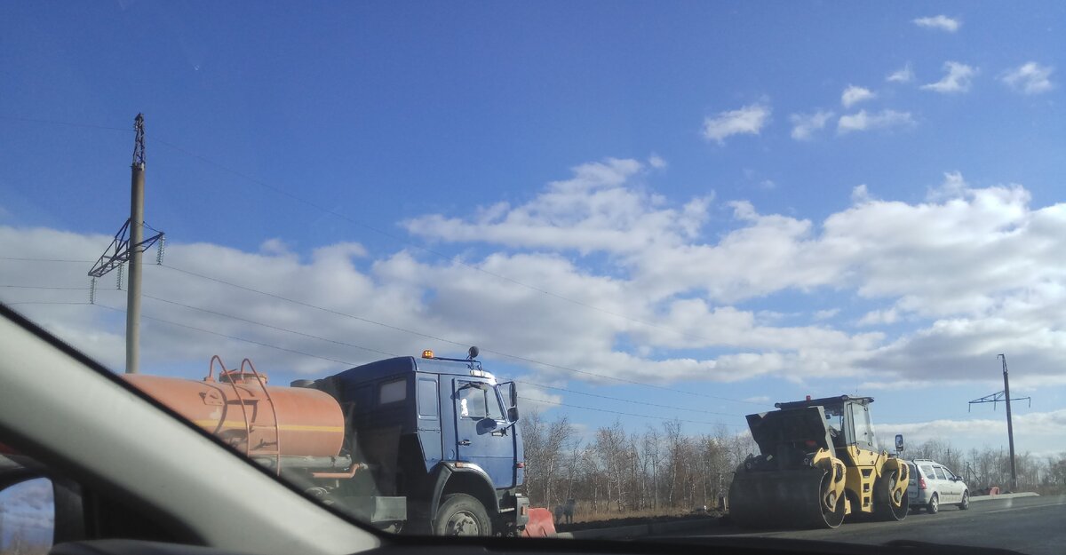 Техника по бокам дороги встречалась часто. Фото автора