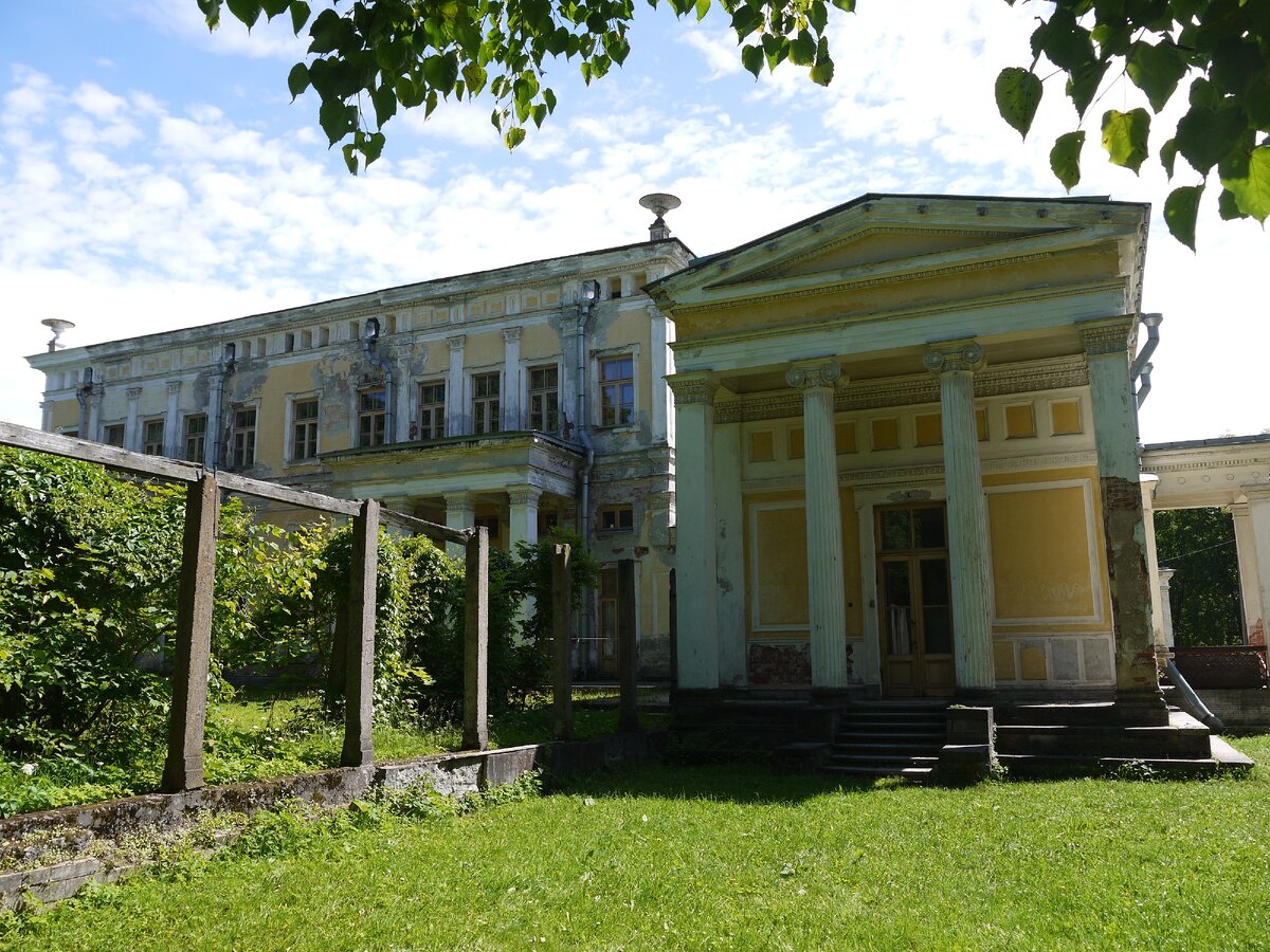 Вид на восточный фасад дворца.