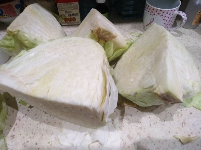 Процесс шинковки капусты. Разрезаем кочан на 4 части