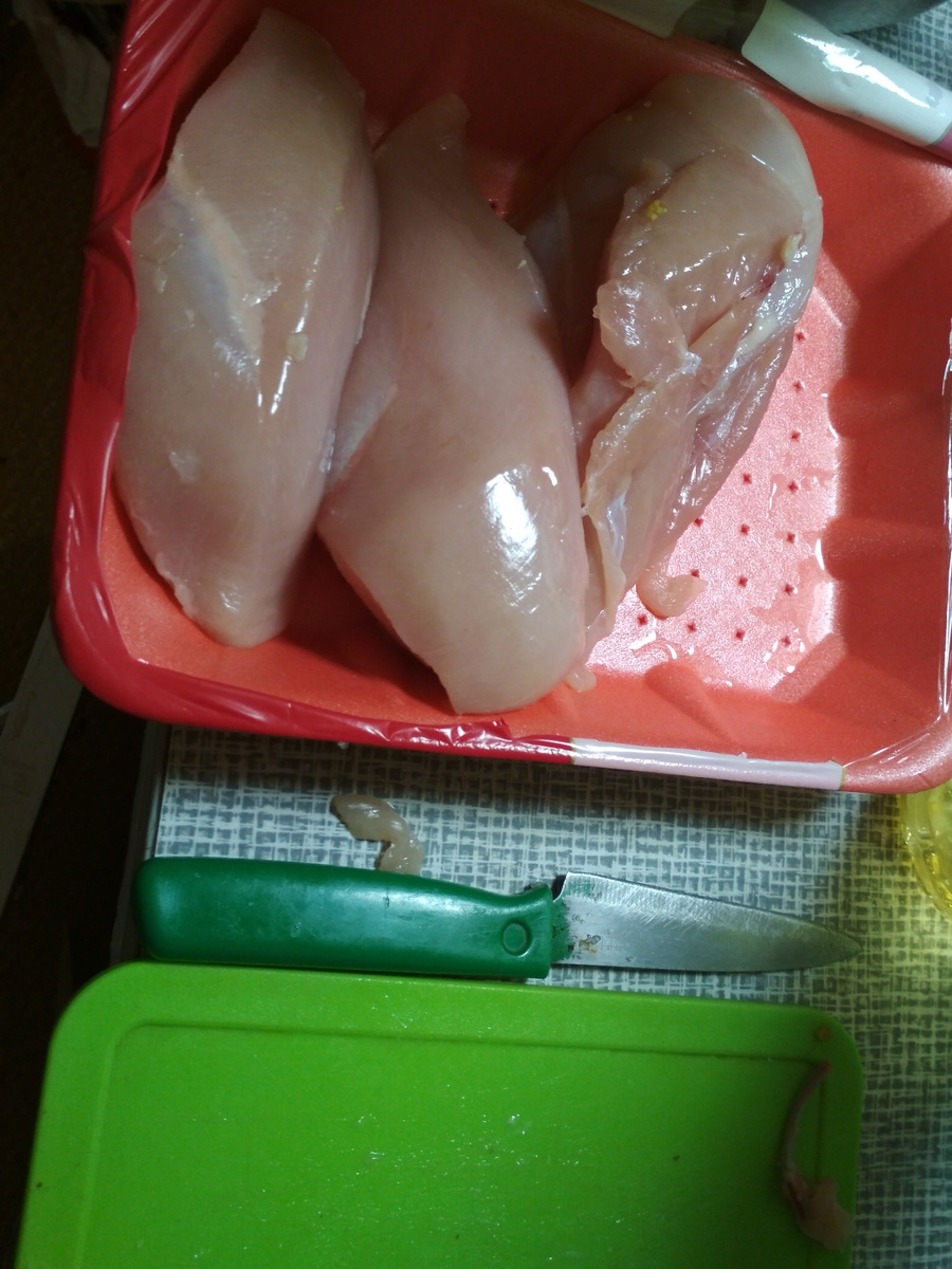 куриная грудка, (лучше мариновать на пол часа удобным для Вас способом)
