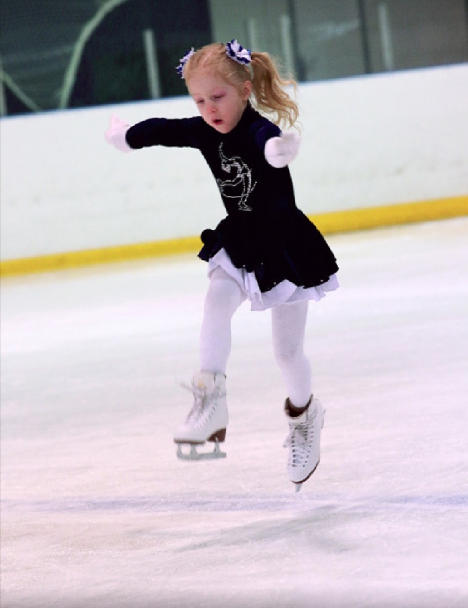 Моя дочь с 4-9 лет занимплась фигурныи катанием, а потом сказала мне: "Всё, я на каталась, хочу танцевать". И вот уже 5 лет она в современных танцах