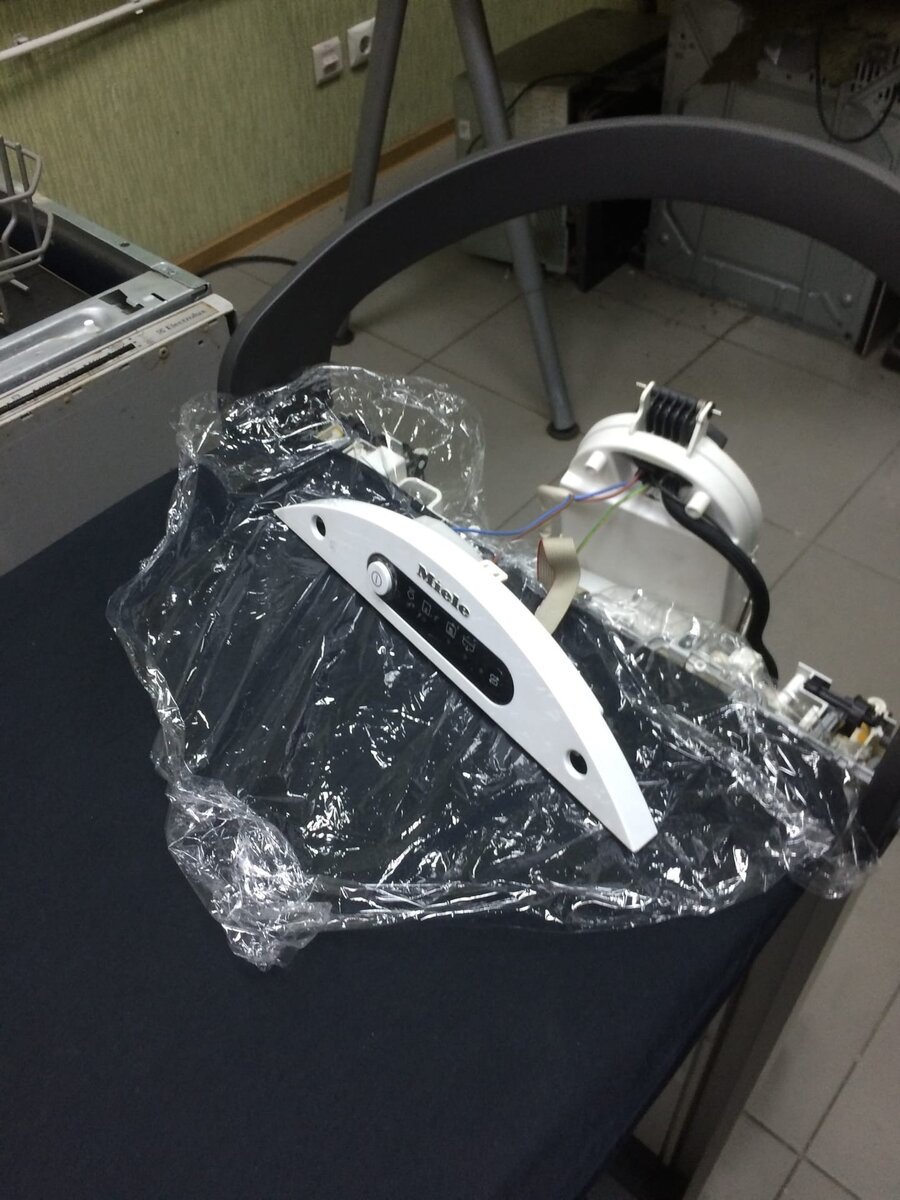 При ремонте используем стрейч и малярный скотч везде где только можно. Как будто разбираешь торпеду мерседеса, только мерседеса среди гладильных систем :)