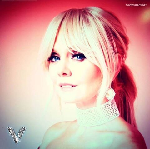 Романс "Судьба взглянула". 
Судьба взглянула-ты улыбнулась,
Мне фея открыла тебя,
Душа от нежности моя проснулась,
Фея нас сблизила с утра.
Душа от нежности моя проснулась,
Фея нас сблизила с утра.

Луна осветила наши мечты,
Твоя улыбка,твой взгляд,
Пленили твои нежные черты,
Вновь видеть тебя рад.

Просторы родные меня согревают,
Твой голос звонкий зовёт,
Глаза твои всегда восхищают,
Судьба нас бережёт.

Дни пролетают счастливые мои,
Дни дарят встречи с тобой,
Мне улыбаешься ты вдали,
Иду счастливый под луной.
Мне улыбаешься ты вдали,
Иду счастливый под луной.

17.02.2016 год.