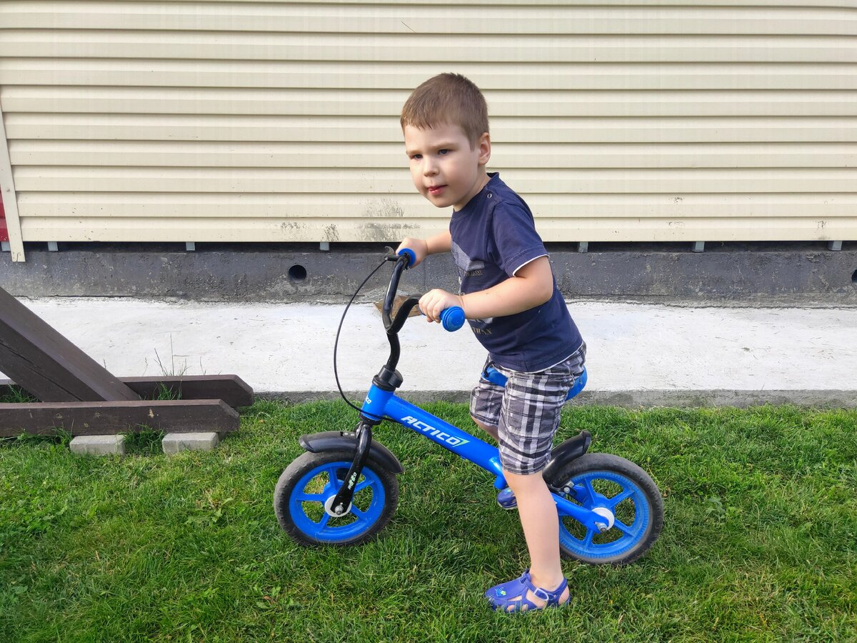 Он не испорченный, он просто изучает этот мир, собирает знания, исследует всё новое.