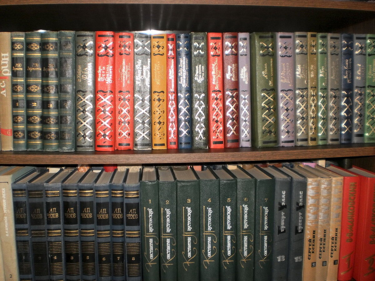 полка для книг. полки для книг. полки с книгами в библиотеке. книга человек. библиотека фон.