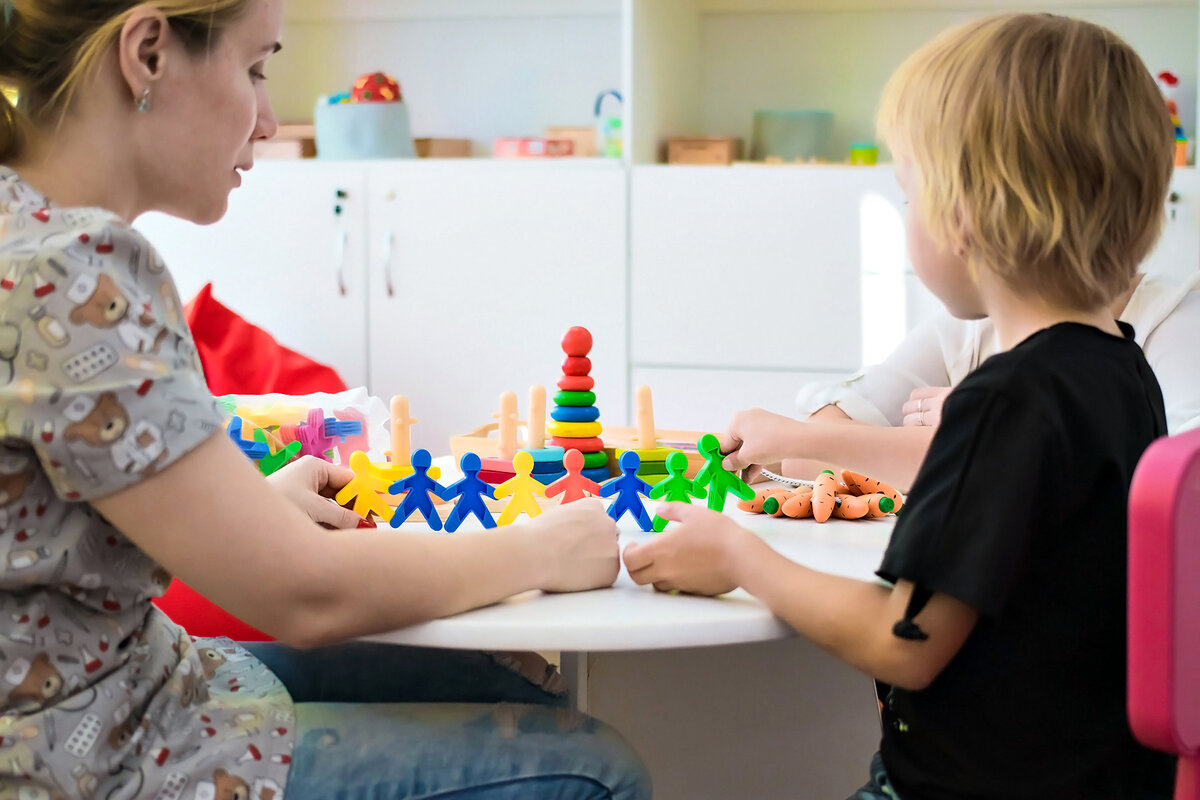 Женя на занятии с психологом в центре "Колыбель сердец".