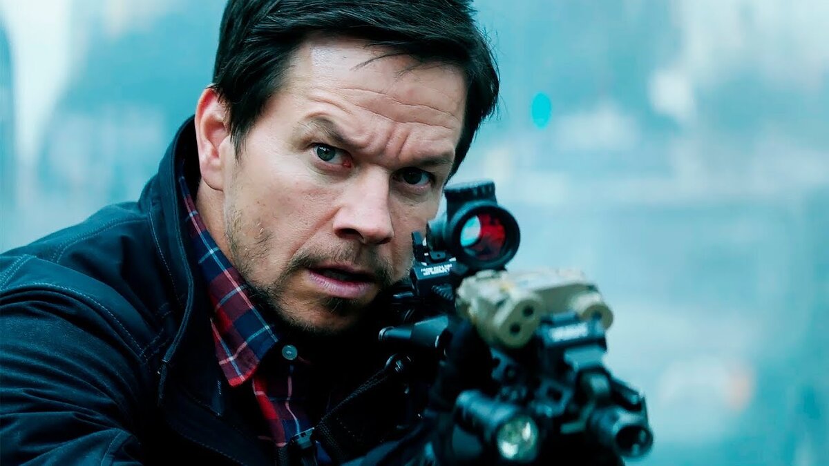 «Призраки» — элитный отряд разведки США. Об их существовании не знает даже правительство. «Призраки» проворачивают операции, которые не способны выполнить даже ЦРУ.

Действия разворачиваются в неназванной стране в Юго-Восточной Азии, в вымышленном городе Индокарр. К «Призракам» доставляют обычного местного полицейского Ли Нура. Ли Нур обладает большим мастерством в боевых искусствах и даже пытается помогать отряду. Дело в том, что Ли является важным свидетелем, который знает, где находится крупная партия цезия-137, за которой охотятся спецслужбы США и России. Глава «Призраков» Бишоп (по кличке «Мама») посылает отряд во главе с опытным агентом Джеймсом Сильвой вывезти Ли из страны и доставить в Соединённые Штаты. Вначале всё идёт хорошо, однако вскоре отряд атакуют местные правительственные войска, и теперь они сами по себе. До спасательного самолёта опасные 22 мили ловушек и смертельных схваток. Получится ли у «Призраков» выполнить задание, или они все погибнут?