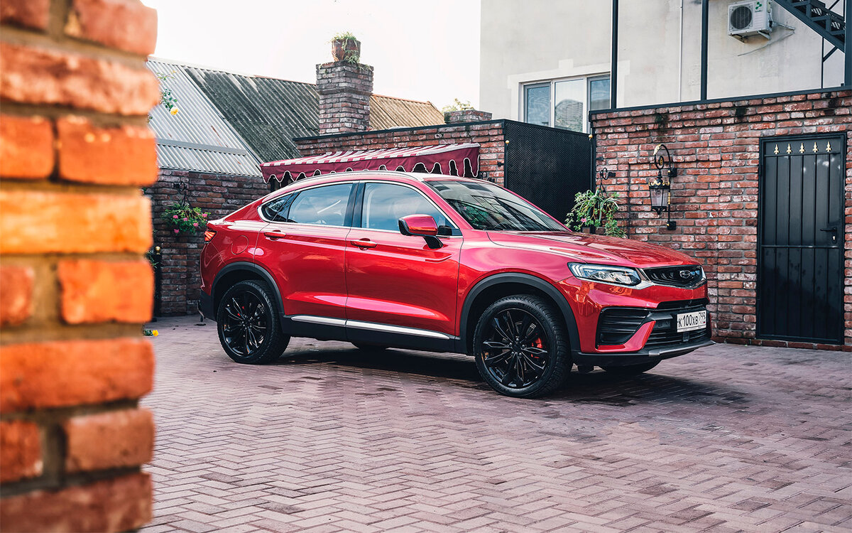 Топ-модель Geely хвастается серьезной техникой от Volvo, богатым интерьером и крутым оснащением. Вот только отдать за «Тугеллу» придется аж 2,5 миллиона рублей. Стоит ли? 
