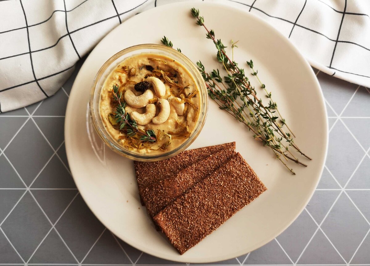 Хумус с тостами из цельнозернового хлеба.
Источник: lazycooking.club/vegetables/homemade-hummus