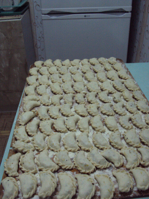 В нашей семье принято лепить такие пельмени с грибами.