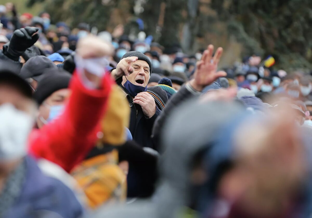 Участники антиправительственной акции, требующие проведения досрочных выборов парламента и отставки кабмина, у здания парламента в Кишиневе