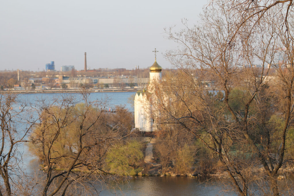 Монастырский остров Днепр. Монастырский остров Санкт-Петербург. Набережная Днепропетровска вид на монастырский остров.