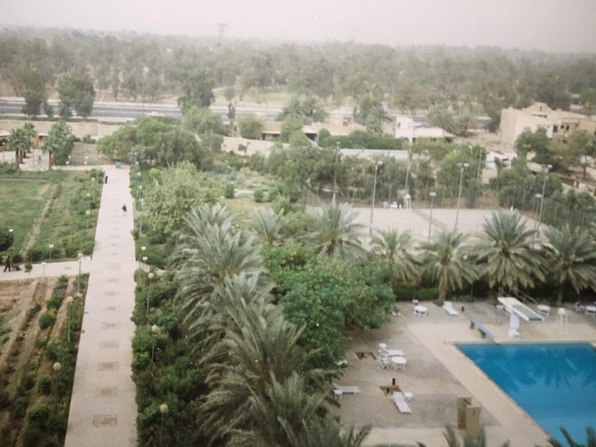 Вид из окна самого респектабельного отеля Багдада с рожей Буша на полу. 