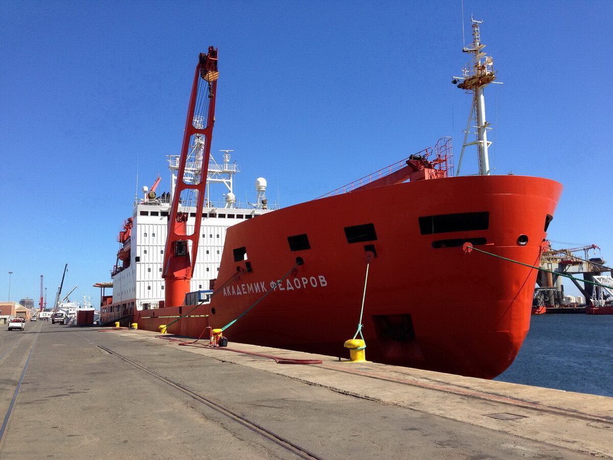 Порт Кейптаун. Научно-исследовательское судно «Академик Федоров»