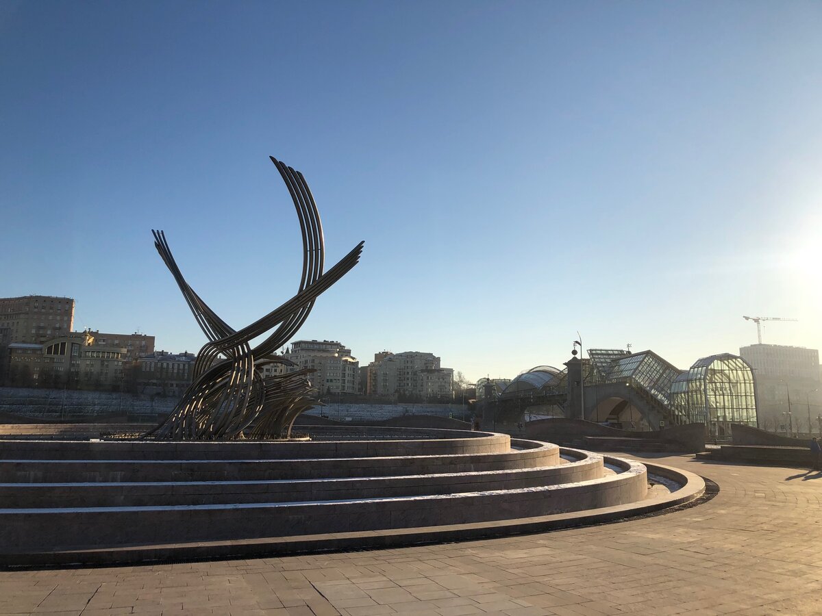 Мост Богдана Хмельницкого на заднем плане справа. Фото автора