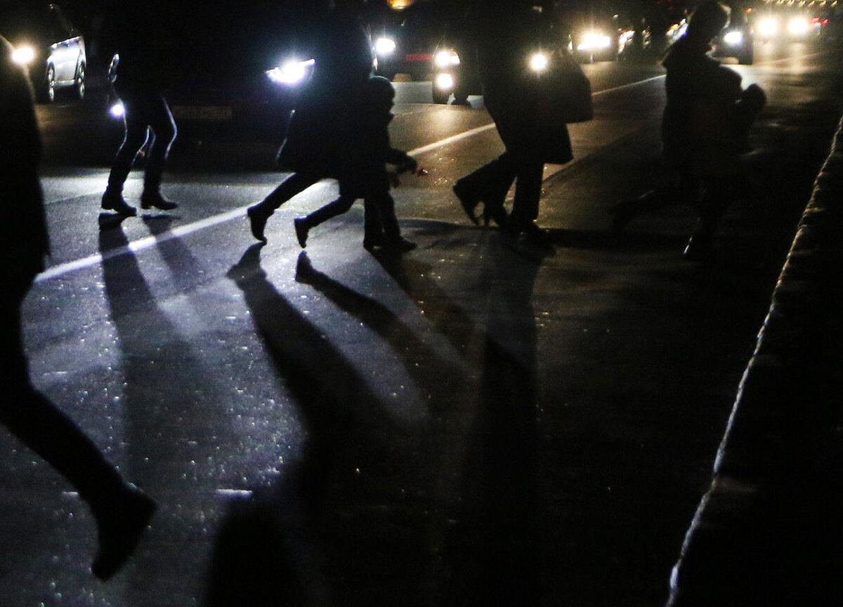 пешеход ночью на дороге. пешеход ночью на дороге. пешеходы ночью. красивый пешеход. пешеходный переход ночью.