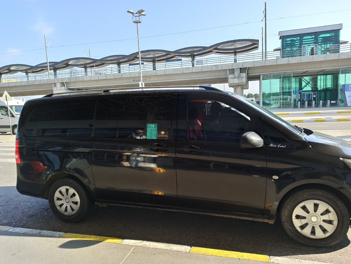 Заказала минивен Mercedes вместимостью на 8 пассажиров, от отеля Сиде (Эвренсеки)-до Аэропорта Анталии - около 19$.