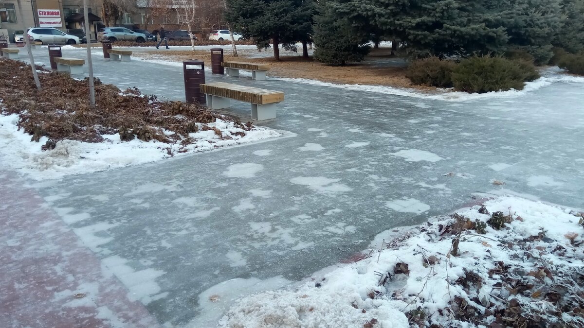 Нельзя просто так пройти по тротуару и не подскользнуться. Фото сделано в понедельник 28.12.2020.