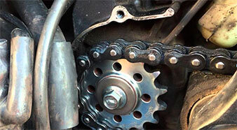 На каждом мотоцикле есть два цепных зубчатых колеса, или звезды, как их привыкли называть:Передняя звезда у мотоцикла устанавливается на шлицы вторичного вала КПП мотоцикла, снаружи, обычно с левой стороны двигателя, и закрывается защитной крышкой