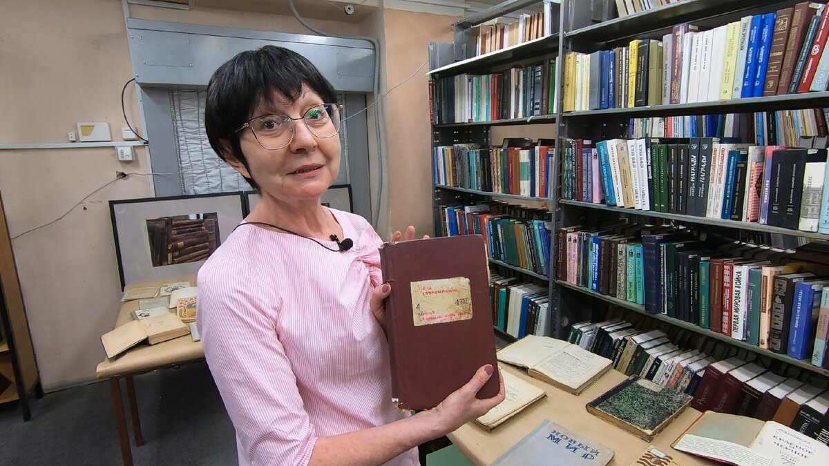 Лариса Капреловна Поповян с запрещённой в СССР книгой в руках.