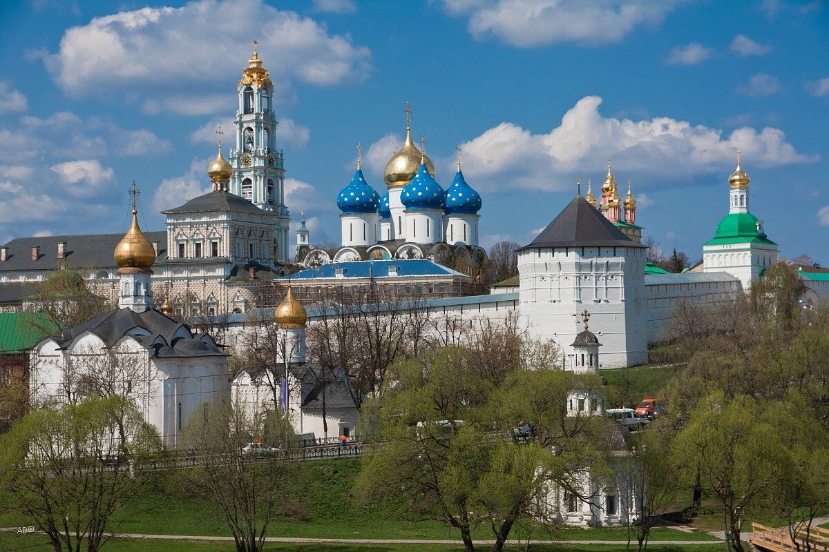 Свято-Троицкая Сергиева лавра      фото с сайта  diary.ru