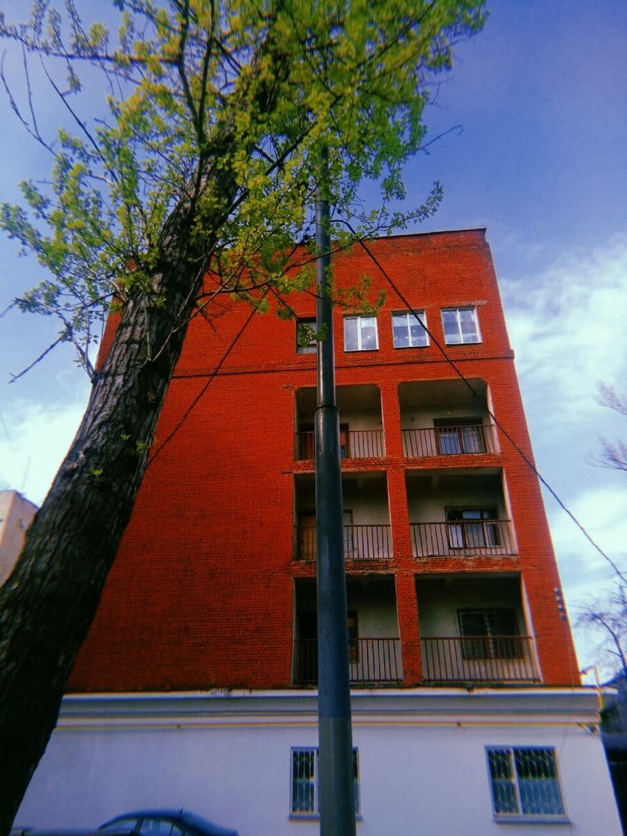 Выступающие квадратные элементы вокруг окон и балконы, которые будто вырезаны из бумаги и раскрашены от руки