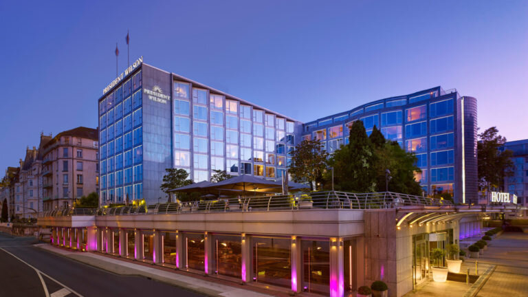 Самый дорогой отель в мире отражает три основные темы (по мнению его создателей): вода, природа и свет.