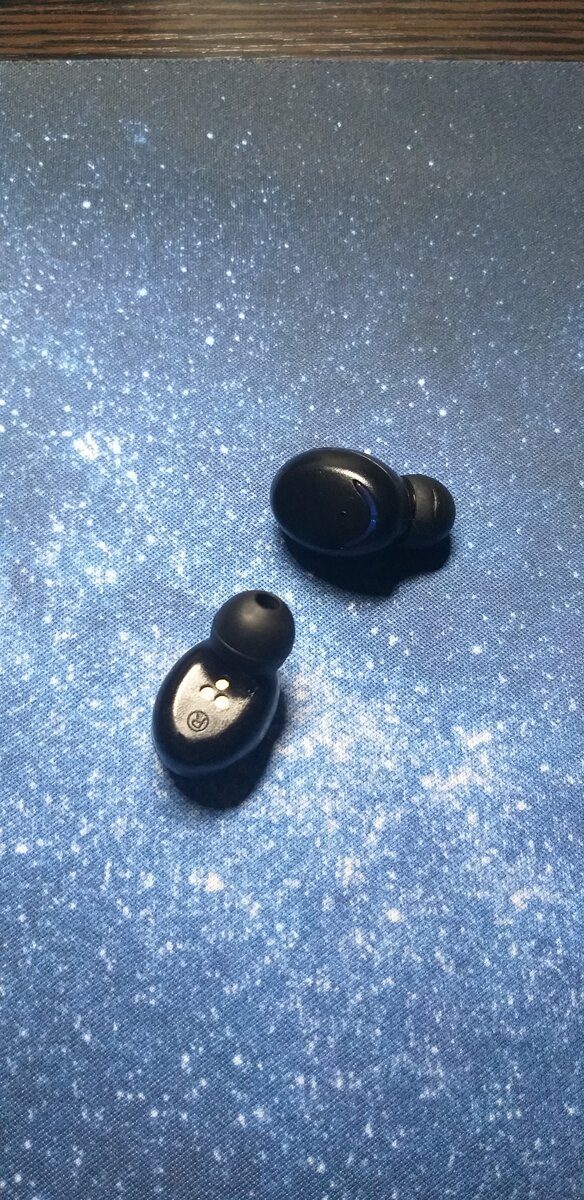 3 контакта для соединения с коробкой, на каждом наушнике написано, для какого уха он предназначен