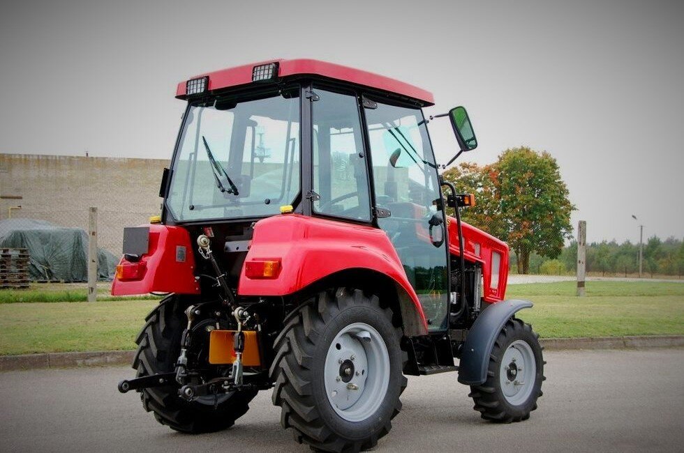 Новая кабина с панорамным остеклением - это главное отличие трактора Беларус-320.5 от трактора Беларус-320.4