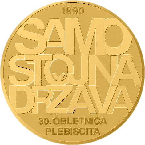 На реверсе монеты 100 евро, размещено: в центре в три строки указано одно слово "SAMOSTOJ NA DRZAVA"
вверху год "1990"
внизу, в две строки "30. OBLETNICA PLEBISCITA"