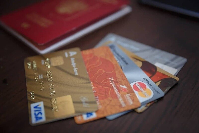 Испортится ли банковская карта, если ее намочить или положить рядом с мобильным телефоном