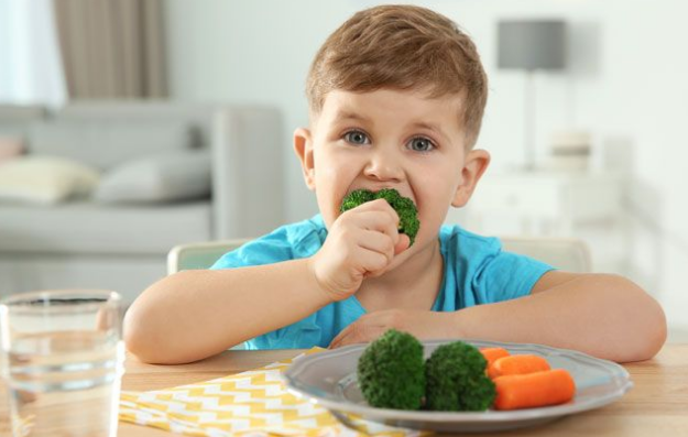 Эксперты рассказали, как приучить ребенка к здоровой еде (https://aif.ru/health/children/ostavit_bez_sladkogo_kak_priuchit_rebyonka_k_zdorovoy_ede)