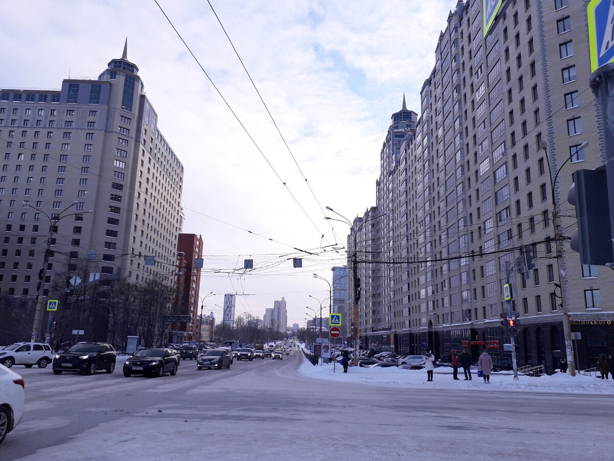 Через перекрёсток от Декабристов, 20 - 20-этажные жилые высотки. Примерно так же, очевидно, будет выглядеть и противоположная сторона улицы. Фото автора.