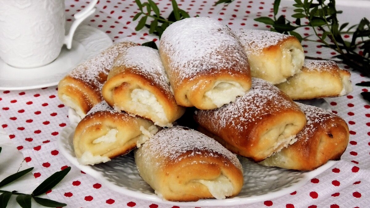 Булочки с творогом из готового теста