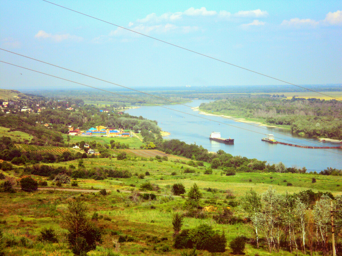 Вид со смотровой площадки на Дон, вдали виднеется станица Раздорская. Личное фото автора