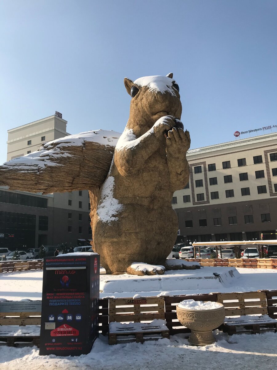 Памятник белке из сена в Алма-Ате 