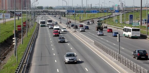 Через район также проходят Таллинское и Петергофское шоссе — крупные транзитные магистрали.