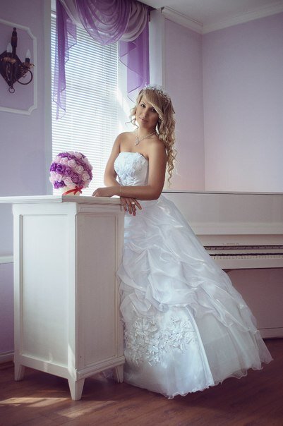 Михалева Яна, Королева выпускного бала (Канск). Фото из архива проекта. Фотограф Евгения Степанникова. Прическа - "Просто хорошая парикмахерская". Макияж - самостоятельно. Платье - салон "Невеста". Место - Канский Педагогический колледж