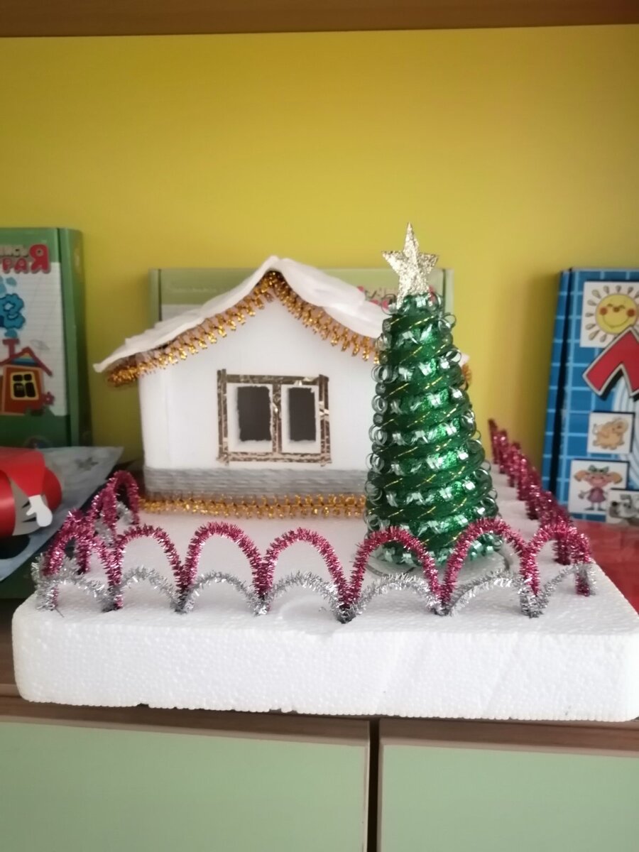 "Ночь перед Рождеством". Домик похож на украинскую хату, а в хате Оксана ждёт своего Вакулу...