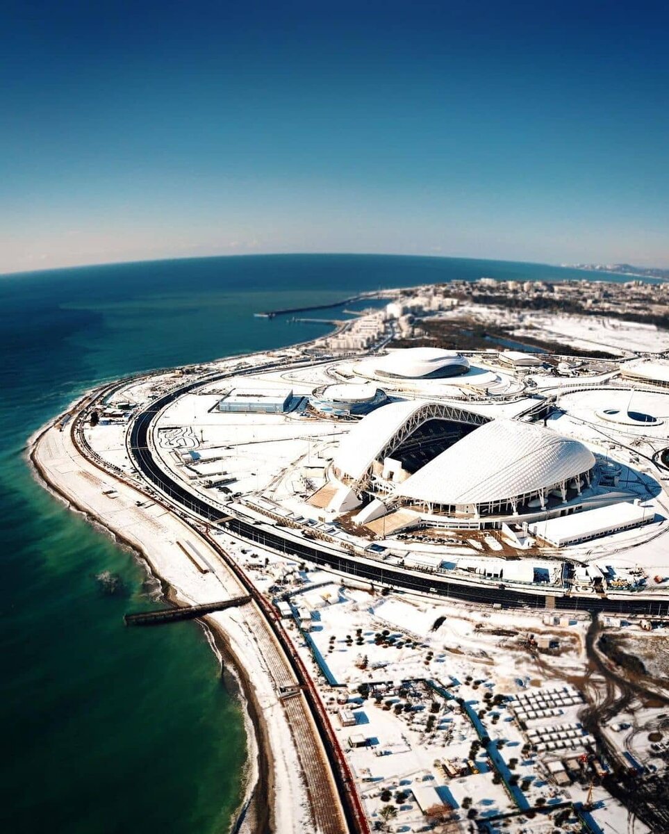 Олимпийский парк в редком снеге (фото из инстаграм @djisochi)