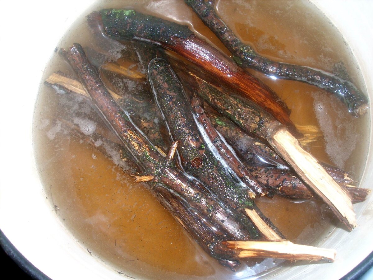 Можно использовать ветки с корой вместо стружки