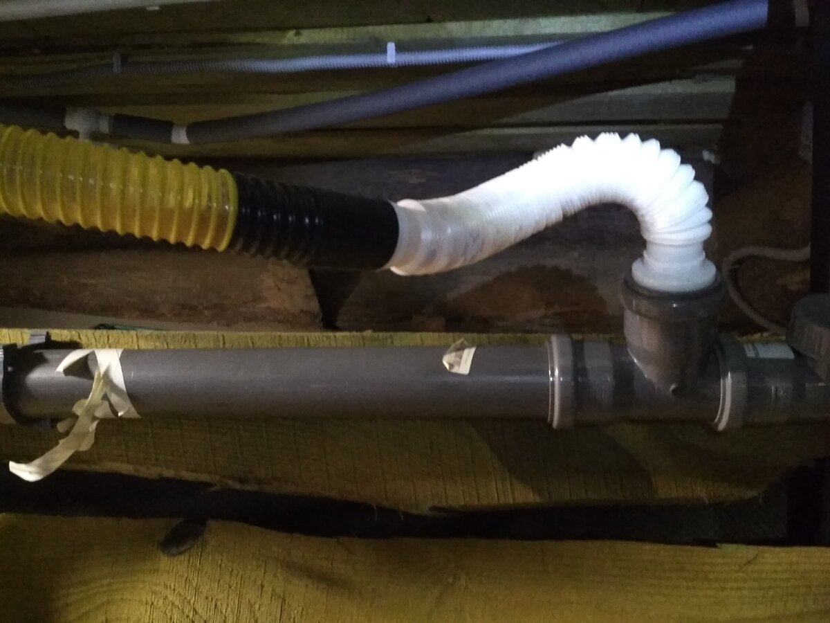 Вот так выглядит переход в фановую трубу. Стык гофры и шланга получился очень плотным, плюс я добавил для подстраховки изоленту.