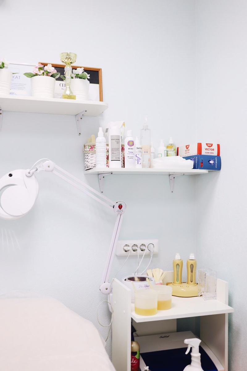 Так выглядит кабинет для депиляции. Кажется, что нужно купить кушетку и пасту для шугаринга, и готово, но на самом деле нужна кушетка, лампа, тумба, полочки, крючки для одежды, стул для переодевания, косметика до и после, одноразовые простыни и еще много всего