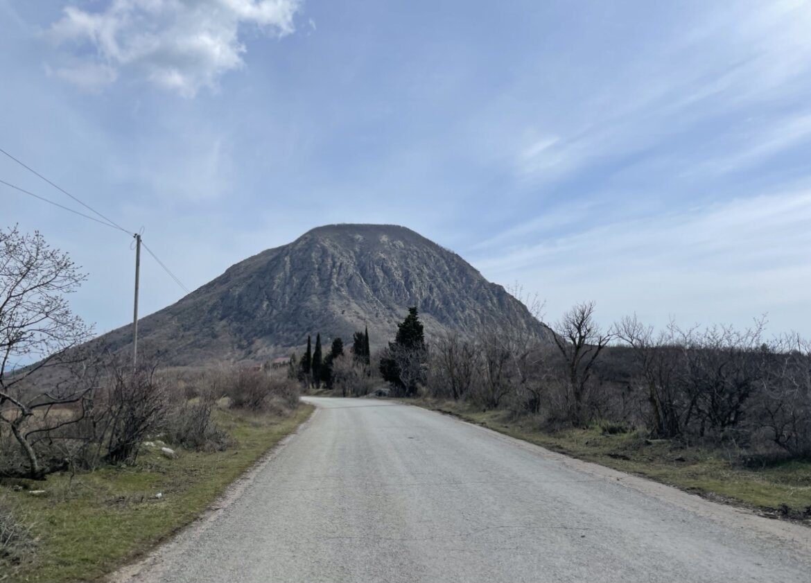 Гора Медведь (вид сзади) 