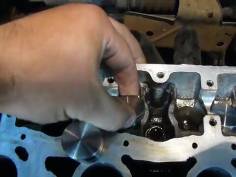 плотно входит