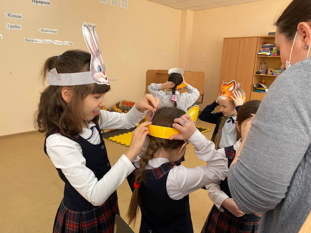 Мира помогает одноклассникам из регулярного класса в организации театрализованного представления