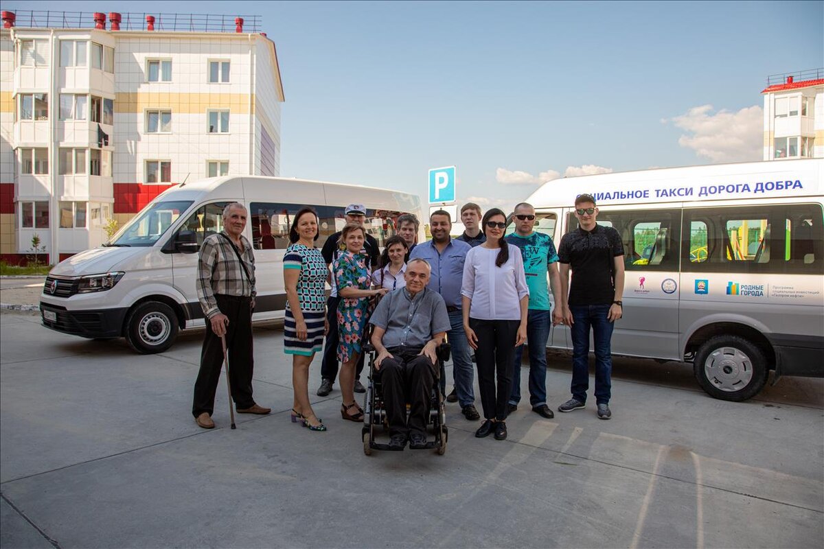 Сергей Богдановский с коллективом социального такси
